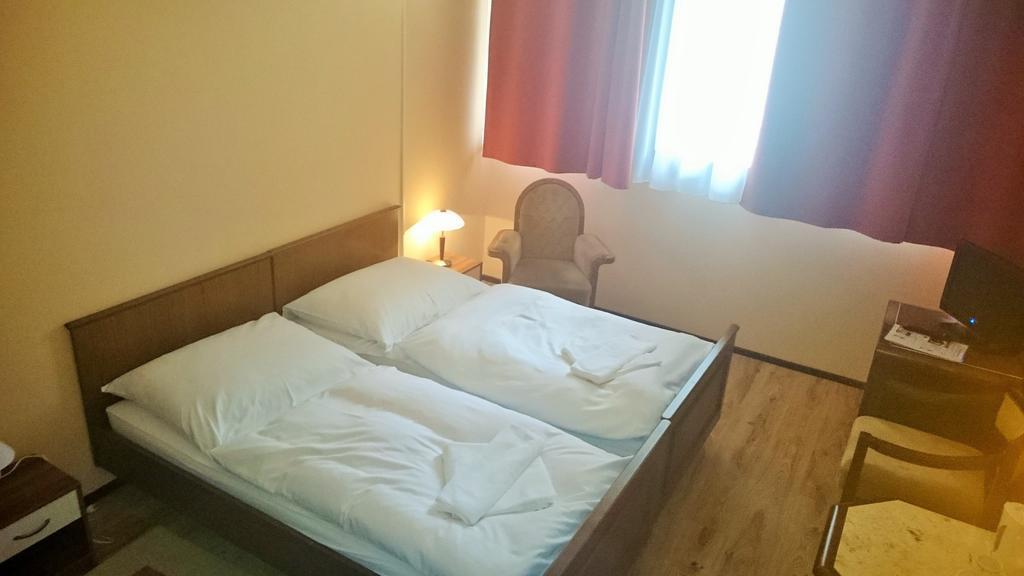 Hotel Konferencia Γκιόρ Εξωτερικό φωτογραφία