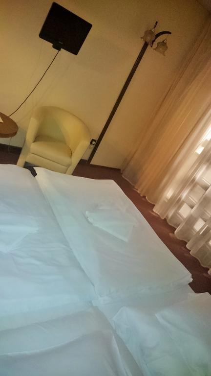 Hotel Konferencia Γκιόρ Εξωτερικό φωτογραφία