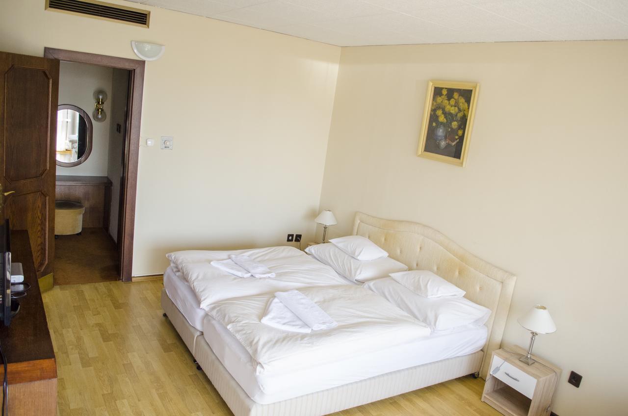 Hotel Konferencia Γκιόρ Εξωτερικό φωτογραφία