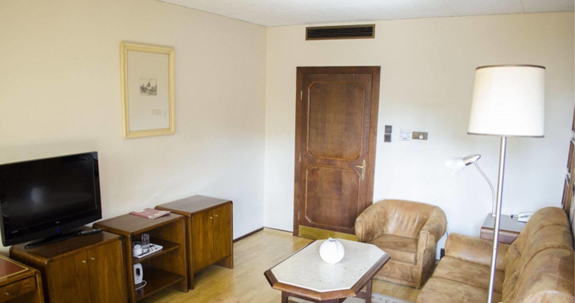 Hotel Konferencia Γκιόρ Εξωτερικό φωτογραφία