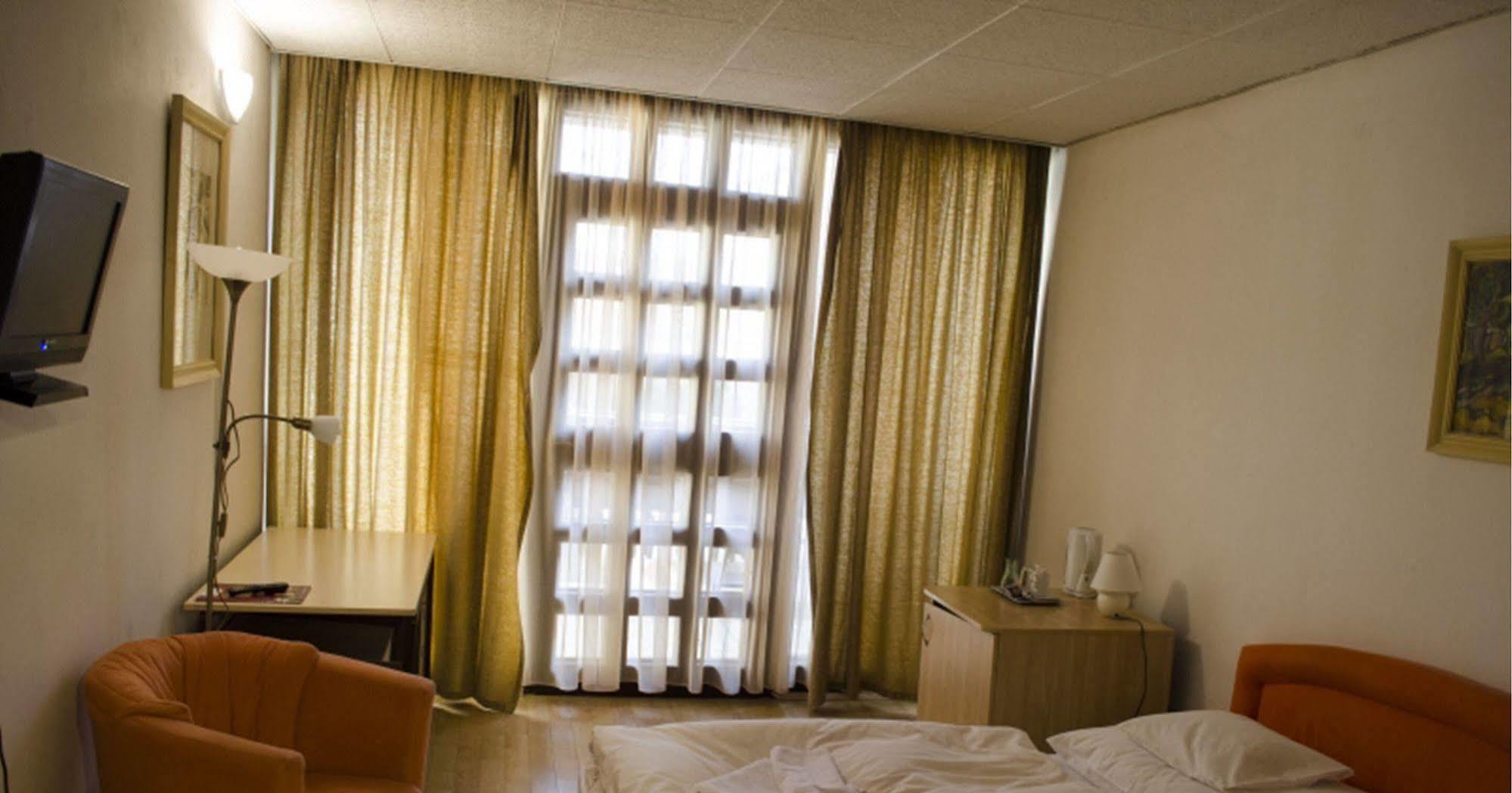 Hotel Konferencia Γκιόρ Εξωτερικό φωτογραφία