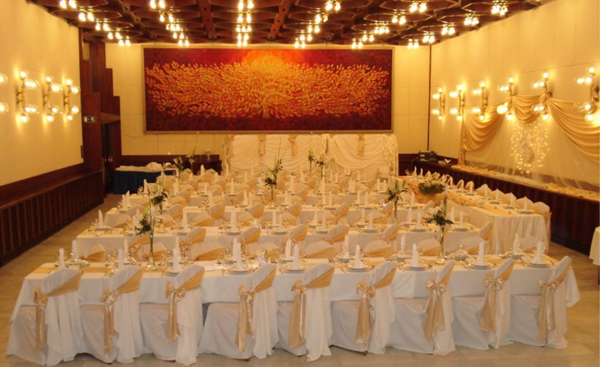 Hotel Konferencia Γκιόρ Εξωτερικό φωτογραφία