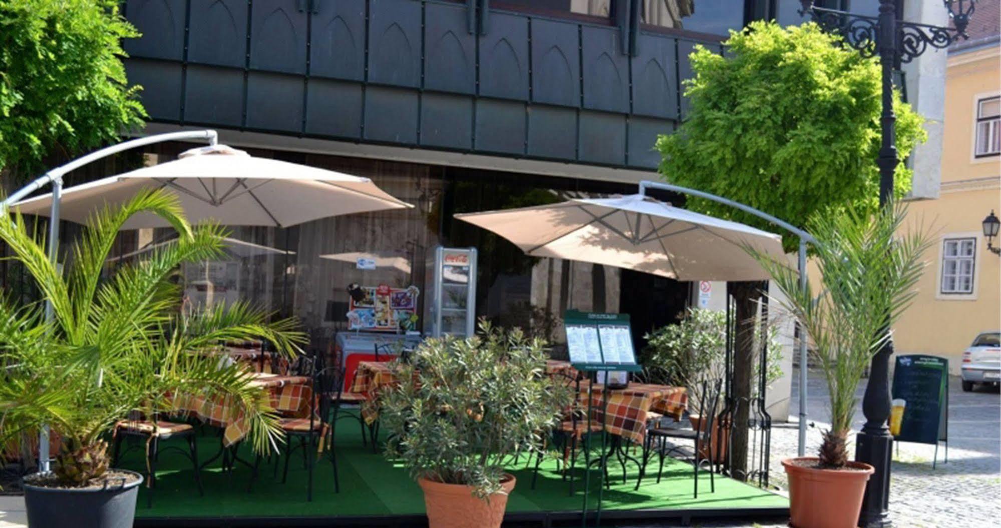 Hotel Konferencia Γκιόρ Εξωτερικό φωτογραφία